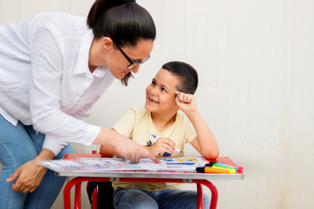 妈妈和孩子在家写作业，一起学习图片下载