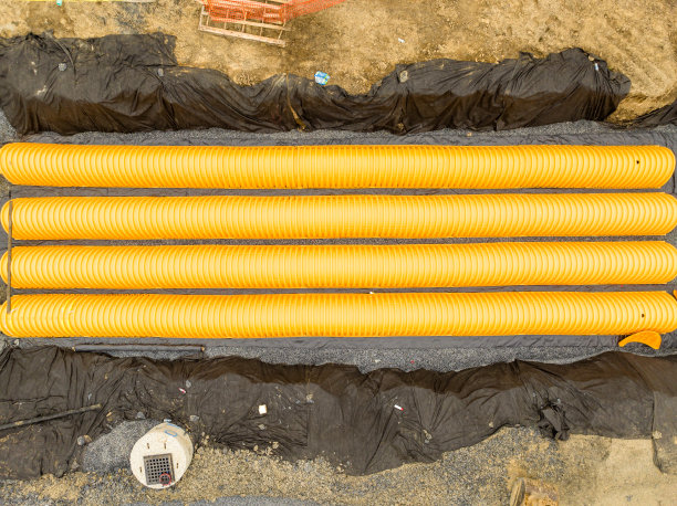 黄色地下雨水缓留单元在施工现场准备覆盖。抽象的圆形形状。图片下载