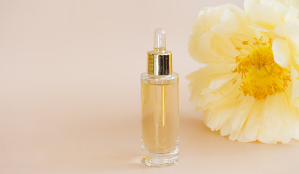 化妆品瓶和牡丹花图片下载