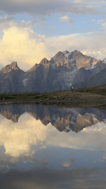 美丽的山，清澈的湖，天空和五颜六色的云。格鲁吉亚，斯瓦涅季，梅斯蒂亚。高加索山脉。图片下载