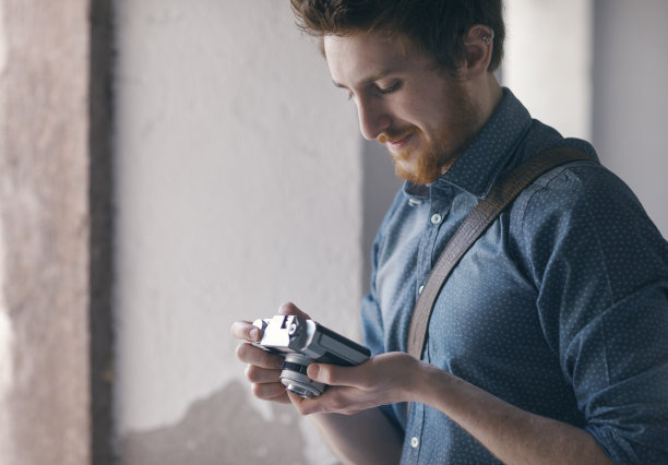 带着老式相机的时髦年轻人图片下载