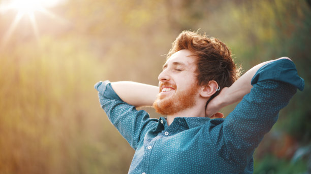 快乐的潮人在户外放松图片下载