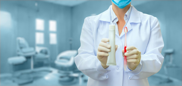 医生展示牙膏和牙刷作为卫生手段。图片下载