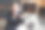 前卫的年轻女子在办公室化妆，对着镜子图片下载