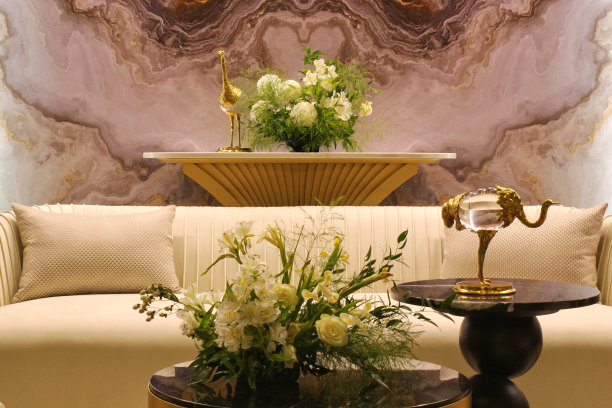 室内设计舒适的客厅与优雅的配件。有沙发和家具的现代家庭住宅。豪华公寓的家居装饰图片下载