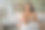 一个华丽的亚洲女人，感觉又热又累，坐在沙发上用风扇提神图片下载