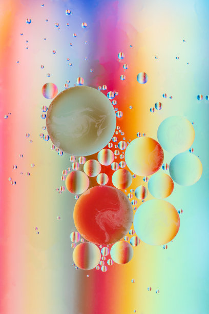 浮在水面上的油五颜六色图片下载