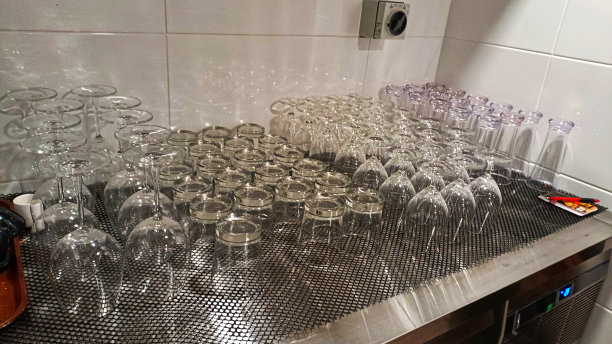 桌子上有一组玻璃吧台图片下载