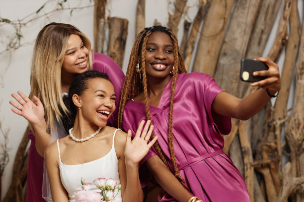 新娘在婚礼上与伴娘自拍图片下载