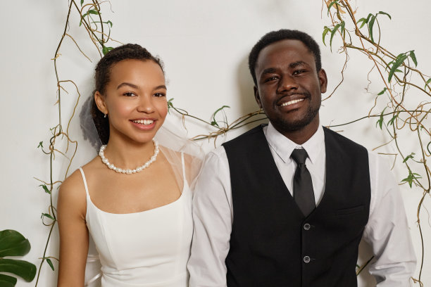 优雅的新娘和新郎对着镜头微笑图片下载