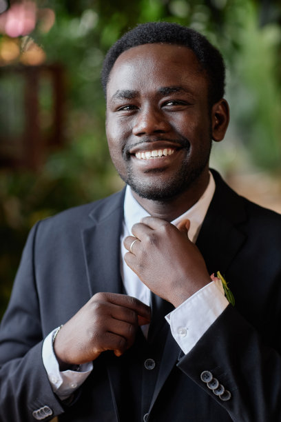 微笑的黑人男子准备参加婚礼图片下载