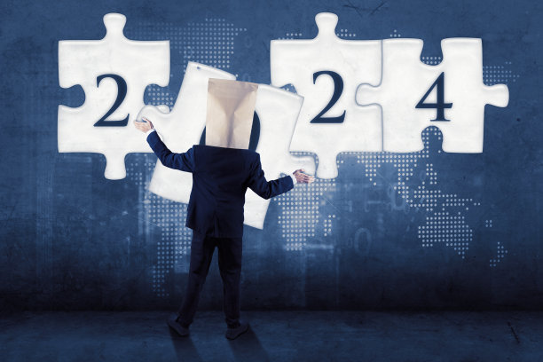 用纸袋蒙住脸的商人试图解决2024年的新年数字图片下载