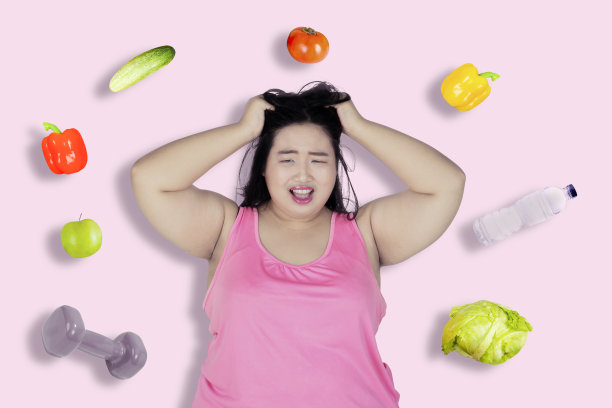 一个肥胖女人的肖像看起来很悲伤，在健康食品的包围下尖叫图片下载