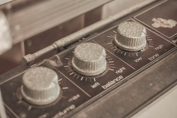 选择性对焦照片银色旧收音机立体声2路4扬声器磁带录音机收音机音量平衡音调拨号图片下载