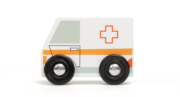 复古的木制玩具车孤立在白色图片下载