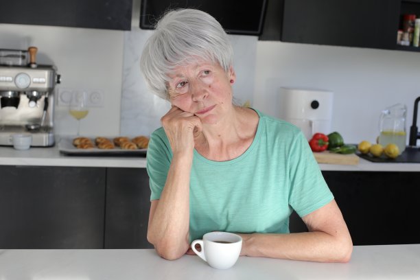 愁眉苦脸的资深女性独自一人图片下载