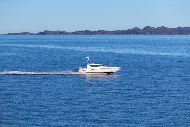快速的白色摩托艇航行在挪威海上图片下载