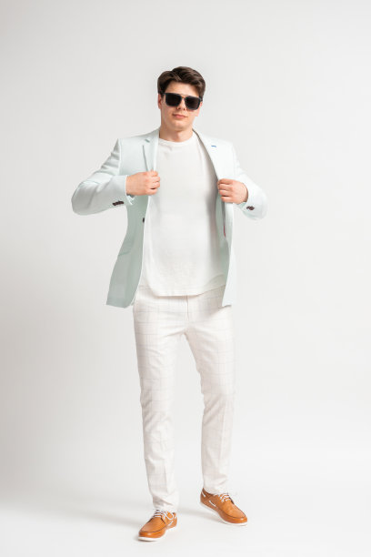 身穿休闲商务夹克、戴着太阳镜的男子在白色背景上摆姿势图片下载