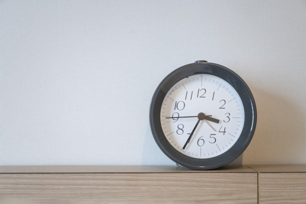 小黑色古董响闹钟图片下载