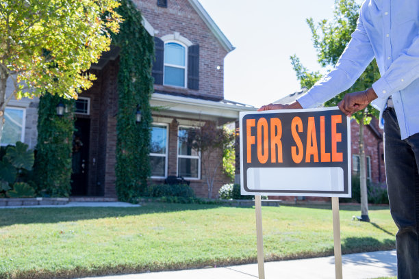 一位老人在他的新家移除出售的标志图片下载