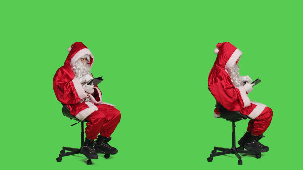 现代圣诞老人在数码平板电脑上工作图片下载