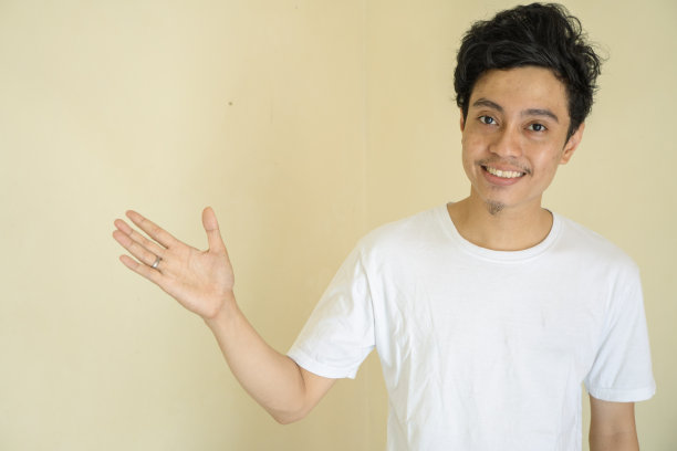 年轻卷曲的男子穿着白色t恤点击缩略图姿势和手势。图片下载