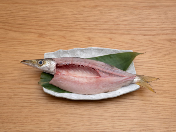 梭鱼背部打开，用盐烤图片下载