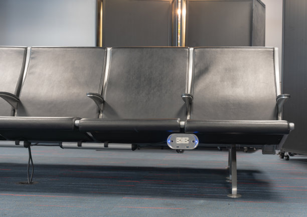 带电源插座的机场座椅摄影。图片下载