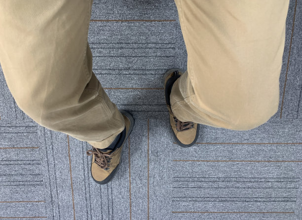 男人穿着登山靴坐在家里图片下载