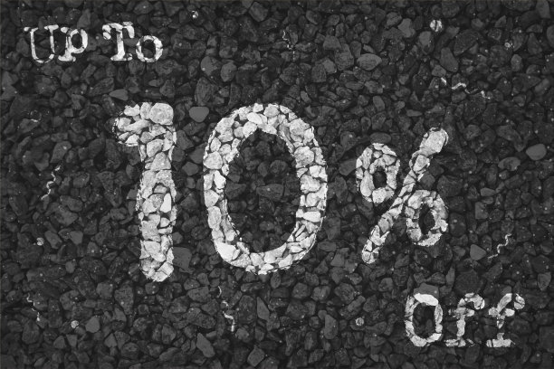 黑色和白色的鹅卵石使一个质朴的海报与文本高达10%的Off涂在砾石道路上的小漩涡图案，为高达10%的销售相关矢量背景图片下载