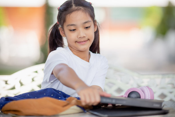 亚洲可爱的小学女生正在收拾书包，为开学第一天做准备。图片下载