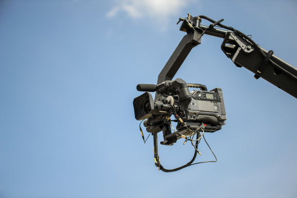 摄像机绑在吉米臂上，在开阔的天空中图片下载