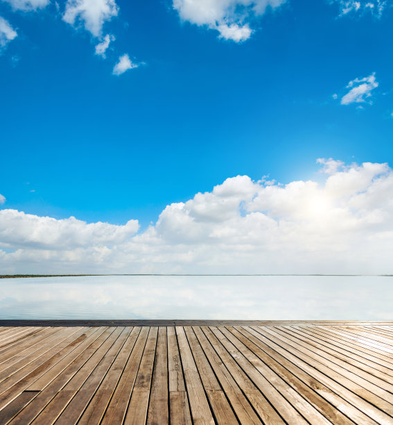 海边的木制甲板图片下载