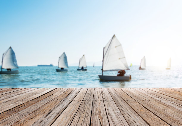 在海上航行的船只图片下载