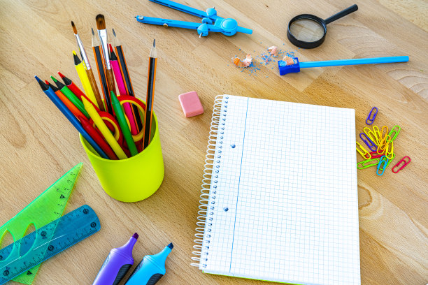 木桌上的学习用品。回到学校的概念。本空间图片下载
