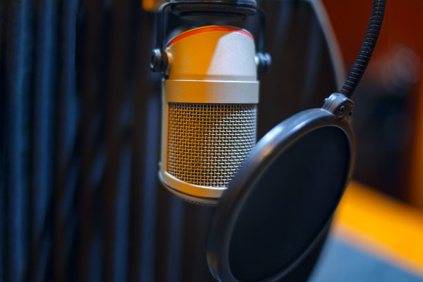 录音棚里的专业麦克风图片下载