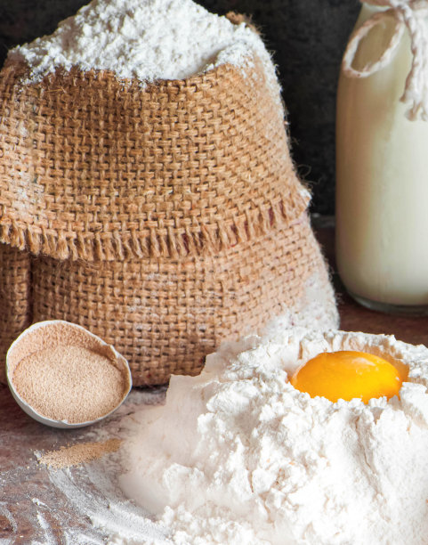 烘焙原料鸡蛋，面粉，酵母和牛奶在质朴的背景图片下载