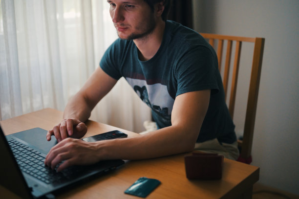 成熟男人用笔记本电脑图片下载