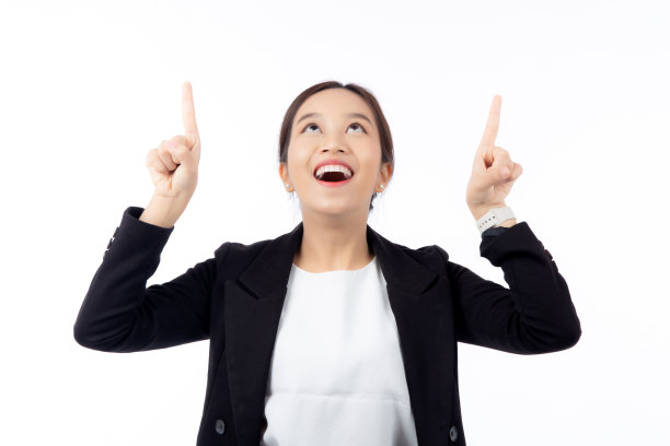 肖像年轻的亚洲女商人指着和展示孤立的白色背景，广告和营销，行政和经理，女商人自信地展示的东西与表达。图片下载