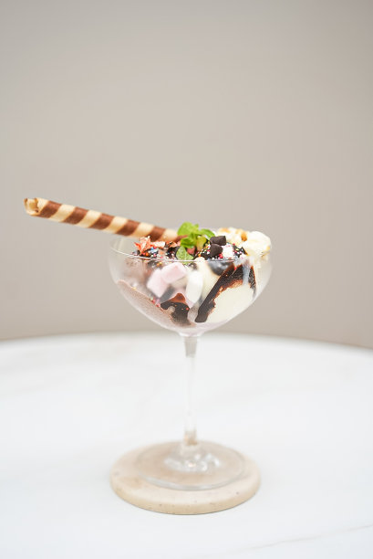 甜点冰淇淋配棉花糖和巧克力图片下载