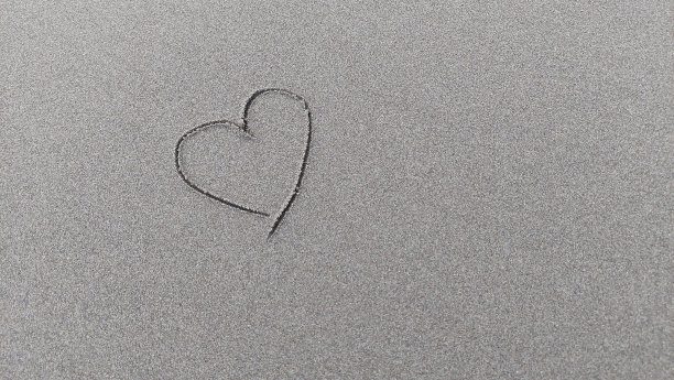 沙滩上有爱的标志图片下载