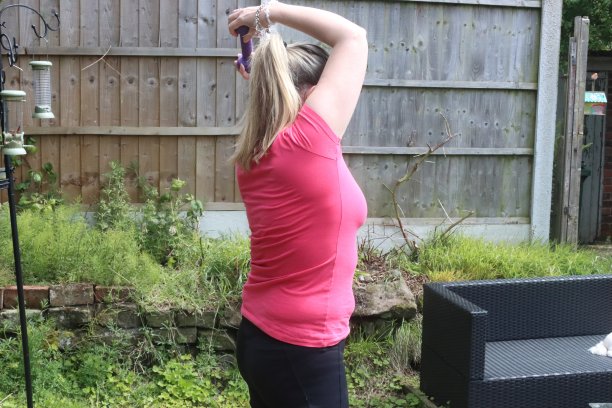 一张中年妇女在自家花园里做有氧和无氧混合运动的照片图片下载