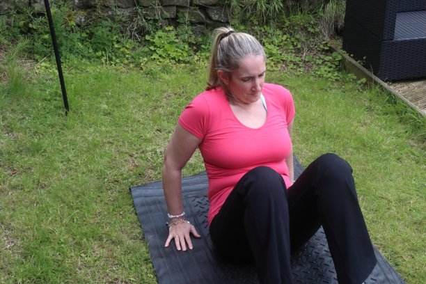 一张中年妇女在自家花园里做有氧和无氧混合运动的照片图片下载