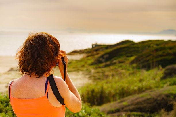 女人在沙滩上拍照图片下载