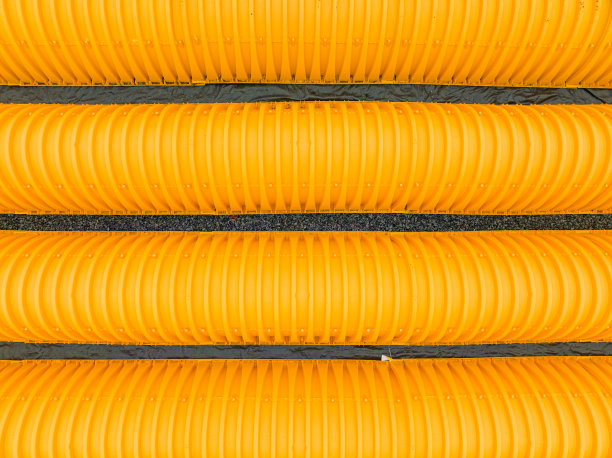 黄色地下雨水缓留单元在施工现场准备覆盖。抽象的圆形形状。图片下载