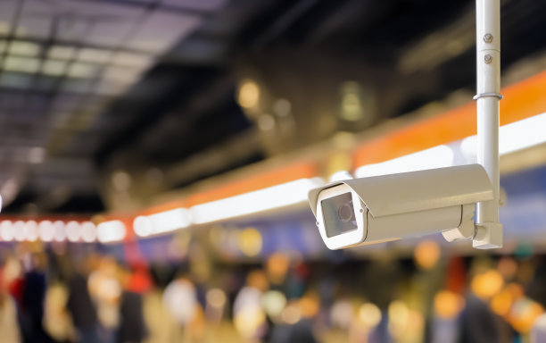 现代公共闭路电视摄像机在地下地铁火车站。记录摄像机，全天候监控。监视和监视复制空间的概念。图片下载