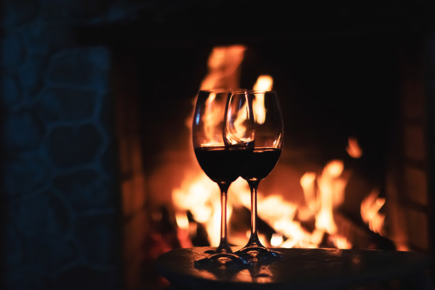 壁炉前的红酒，轻松的气氛图片下载