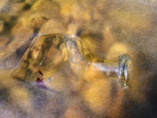 山河中装酒的瓶子图片下载