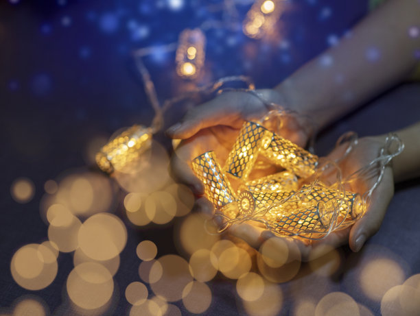 美丽的多色散景庆祝灯，圣诞节或新年照明图片下载