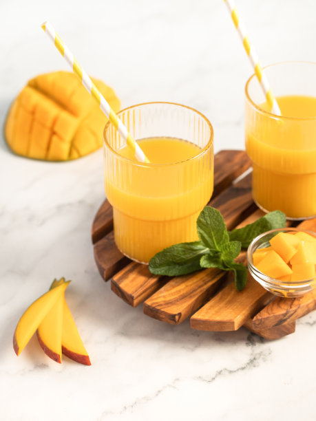 清爽的鲜榨芒果汁图片下载